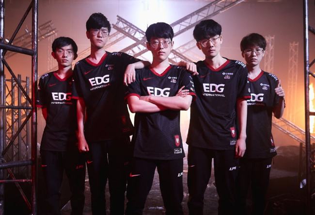 与坚决的突 与坚决的突